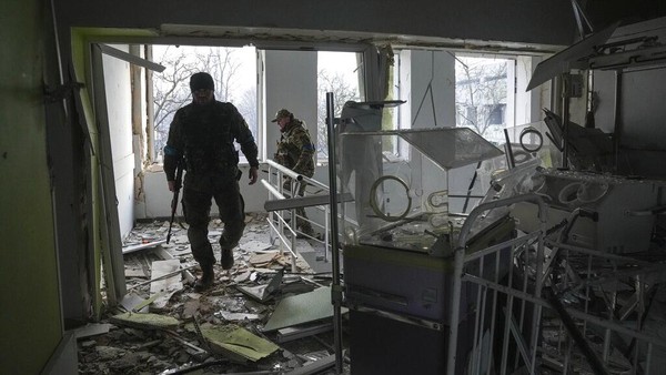 An injured pregnant woman walks downstairs in a maternity hospital damaged by shelling in Mariupol, Ukraine, Wednesday, March 9, 2022. (AP Photo/Evgeniy Maloletka)