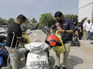 Pelaku UMKM Curhat Omzetnya Turun 30%, Sandiaga Borong Dagangannya