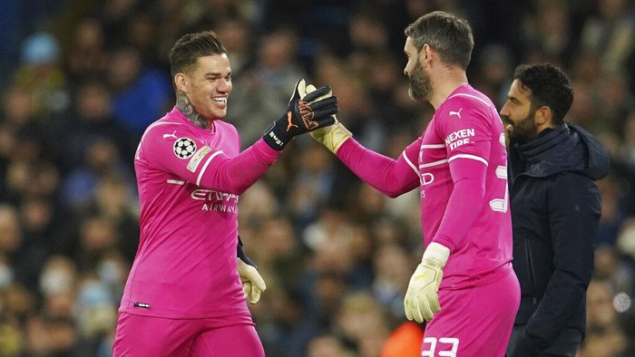 Scott Carson Manchester City's goalkeeper Scott Carson, right, replaces Manchester City's goalkeeper Ederson during the Champions League round of 16 second leg soccer match between Manchester City and Sporting Lisbon at the City of Manchester Stadium in Manchester, England, Wednesday, March 9, 2022. (AP Photo/Dave Thompson)