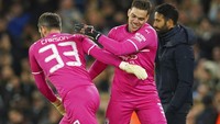 Ederson keluar dengan senyum lebar seraya menepukan tepukan penyemangat ke Carson, kiper ketiga Man City. Foto: AP/Dave Thompson