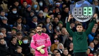Manajer Man City Pep Guardiola memainkan kiper 36 tahun itu di menit ke-73. Foto: Getty Images/Shaun Botterill