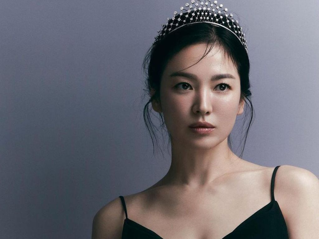 Song Hye Kyo Anggun Bak Ratu di Pemotretan Terbaru