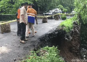 Tebing Jembatan Alternatif Sukabumi-Bogor via Nagrak Longsor
