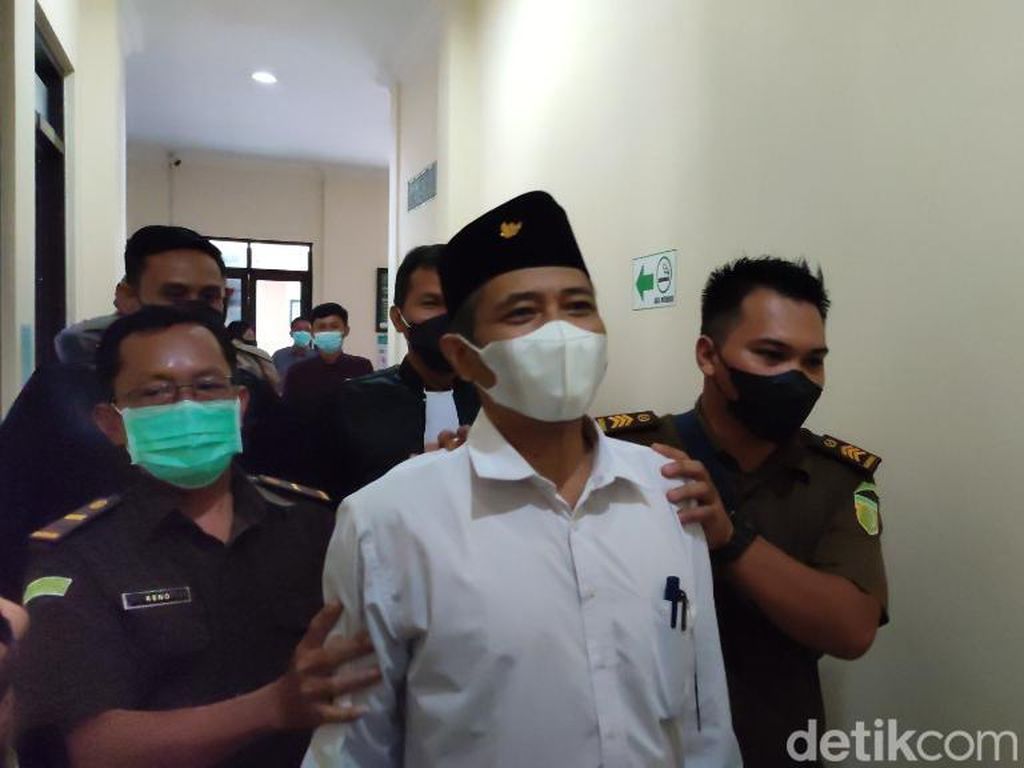 Penista Agama M Kace Menangis Bacakan Pledoi: Tak Niat Olok-olok Muslim Penista Agama M Kace Menangis Bacakan Pledoi: Tak Niat Olok-olok Muslim
