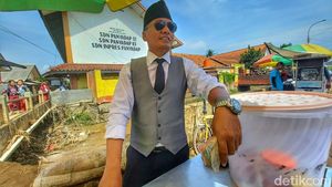 Tukang Cimol di Bandung Dagang Pakai Seragam Pilot Hingga Presiden