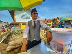Gaya Kece Tukang Cimol Berseragam Pilot di Bandung Gaya Kece Tukang Cimol Berseragam Pilot di Bandung