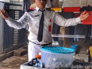 Penjual Cimol Nyentrik Berseragam Pilot, Warga: Unik Penjual Cimol Nyentrik Berseragam Pilot, Warga: Unik