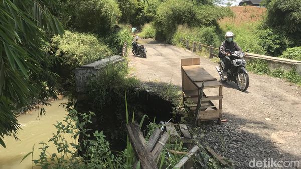 Waduh! Jembatan Penghubung Antar Desa di Sukabumi Ambles