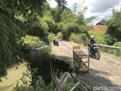 Waduh! Jembatan Penghubung Antar Desa di Sukabumi Ambles