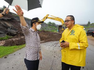 Tinjau Longsor di Tol Pandaan-Malang, Emil Minta Drainase Diperbaiki Tinjau Longsor di Tol Pandaan-Malang, Emil Minta Drainase Diperbaiki