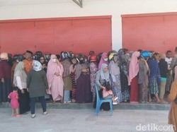 Warga di Bone Antre 7 Jam Demi Beli 2 Liter Minyak Goreng