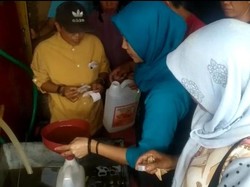 Warga di Sinjai Berkerumun Antre Minyak Goreng Usai Ada Stok Setelah 3 Bulan