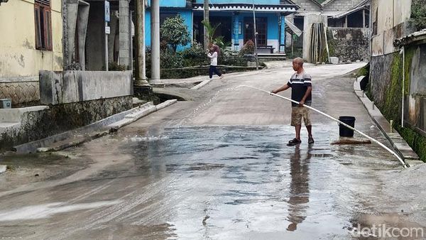 Warga Mulai Bersihkan Abu Vulkanik Gunung Merapi