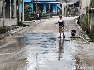 Warga Mulai Bersihkan Abu Vulkanik Gunung Merapi Warga Mulai Bersihkan Abu Vulkanik Gunung Merapi