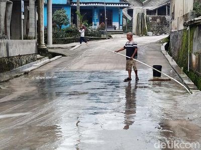 Warga Mulai Bersihkan Abu Vulkanik Gunung Merapi