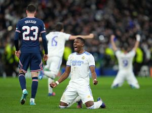 Aksi Alaba Angkat Kursi Replikasi Kisah Final Piala UEFA 1992