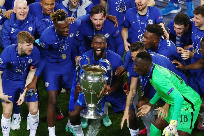 PORTO, PORTUGAL - MAY 29: Antonio Ruediger of Chelsea celebrates with the Champions League Trophy following their team's victory in the UEFA Champions League Final between Manchester City and Chelsea FC at Estadio do Dragao on May 29, 2021 in Porto, Portugal. (Photo by Michael Steele/Getty Images)