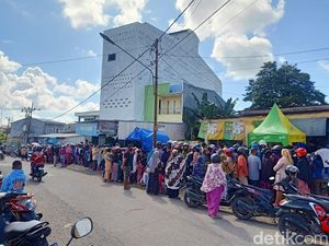 Terlalu Serius Rebutan Minyak Goreng, Emak-emak di Bone Sampai Tertukar Motor Terlalu Serius Rebutan Minyak Goreng, Emak-emak di Bone Sampai Tertukar Motor