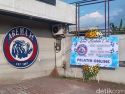 Usai Ditumbangkan Persib, Arema FC Dapat Karangan Bunga Duka Cita