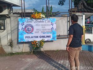 Karangan Bunga Duka Cita di Kantor Arema FC Berisi Aspirasi Aremania