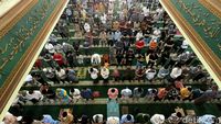 Intip Pelaksanaan Salat Jumat di Masjid Agung Al Barkah Bekasi