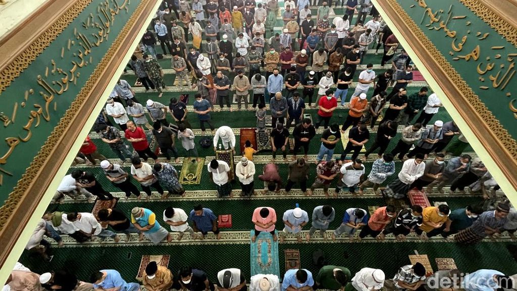 Intip Pelaksanaan Salat Jumat di Masjid Agung Al Barkah Bekasi Intip Pelaksanaan Salat Jumat di Masjid Agung Al Barkah Bekasi