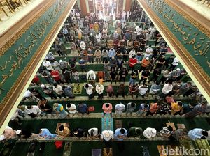 Intip Pelaksanaan Salat Jumat di Masjid Agung Al Barkah Bekasi Intip Pelaksanaan Salat Jumat di Masjid Agung Al Barkah Bekasi