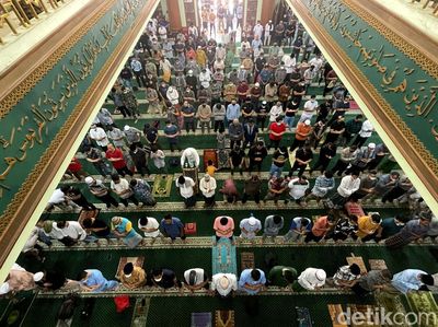 Intip Pelaksanaan Salat Jumat di Masjid Agung Al Barkah Bekasi