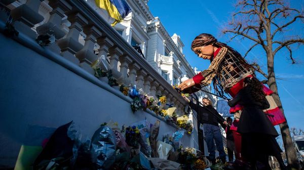 Boneka Raksasa Little Amal Bersimpati Pengungsi Ukraina