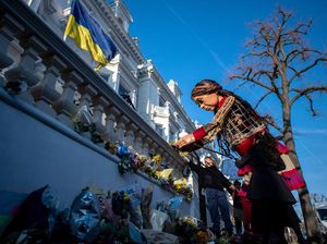 Boneka Raksasa Little Amal Bersimpati Pengungsi Ukraina