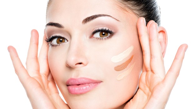 Memilih foundation yang tepat agar makeup cantik untuk perempuan usia 40-an.
