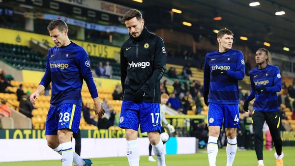 NORWICH, ENGLAND - MARCH 10: Cesar Azpilicueta and Saul Niguez of Chelsea warm up prior to the Premier League match between Norwich City and Chelsea at Carrow Road on March 10, 2022 in Norwich, England. (Photo by Stephen Pond/Getty Images)
