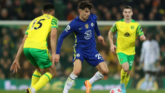 NORWICH, ENGLAND - MARCH 10: Kai Havertz of Chelsea is challenged by Ozan Kabak of Norwich City during the Premier League match between Norwich City and Chelsea at Carrow Road on March 10, 2022 in Norwich, England. (Photo by Julian Finney/Getty Images)