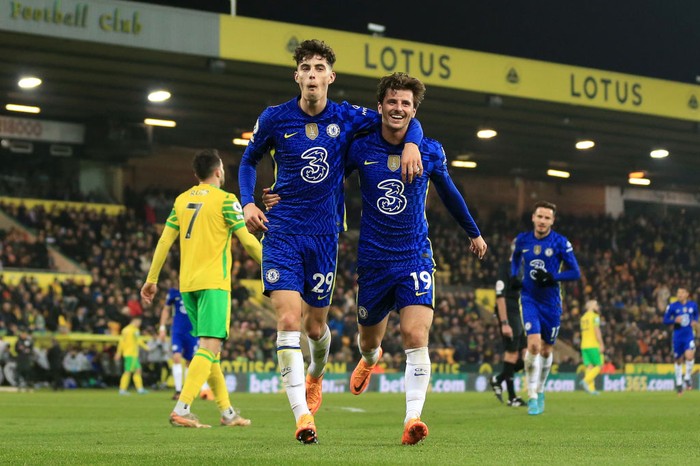 NORWICH, ENGLAND - MARCH 10: Kai Havertz celebrates with Mason Mount of Chelsea after scoring their teams third goal during the Premier League match between Norwich City and Chelsea at Carrow Road on March 10, 2022 in Norwich, England. (Photo by Stephen Pond/Getty Images)