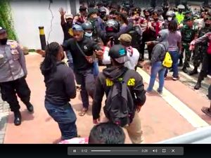 Kericuhan Saat Demo Mahasiswa Tolak Pemekaran Papua di Kemendagri Kericuhan Saat Demo Mahasiswa Tolak Pemekaran Papua di Kemendagri