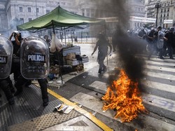 Ricuh Besar-besaran Suporter Sepak Bola Argentina Protes Presiden Klub