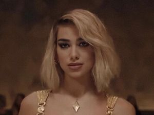Penampilan Dua Lipa yang Tak Dikenali, Ubah Warna Rambut