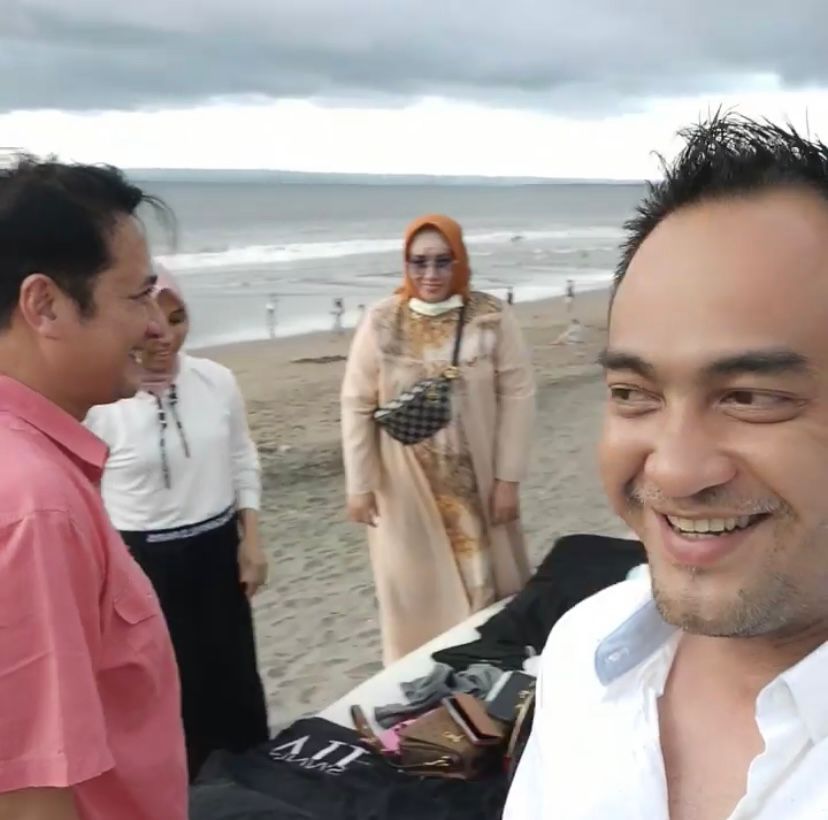 Momen pertemuan Ferry Irawan dan Ivan Fadilla di Bali jadi sorotan karena wajah mereka disebut mirip. Yuk, intip potretnya!