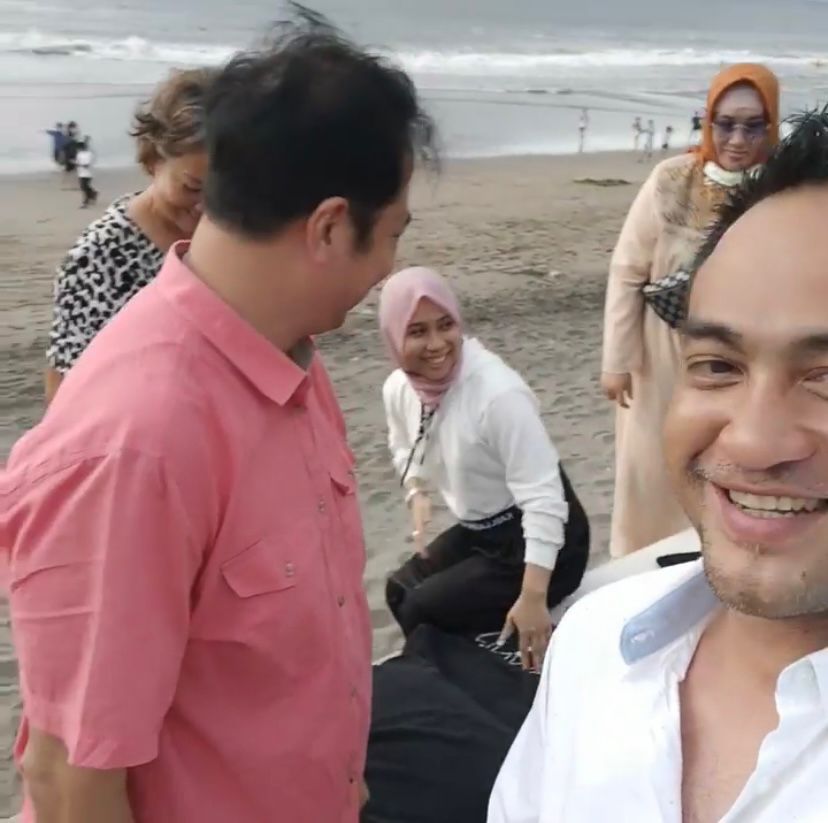 Momen pertemuan Ferry Irawan dan Ivan Fadilla di Bali jadi sorotan karena wajah mereka disebut mirip. Yuk, intip potretnya!