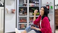 Momen Tyas Mirasih Pamer Isi Kulkas hingga Makan Steak Buatan Sendiri