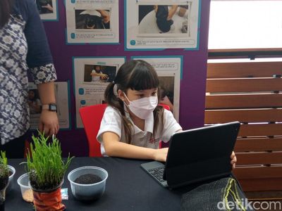 Gemasnya Gempi Bikin Eksperimen Sains Grass Head