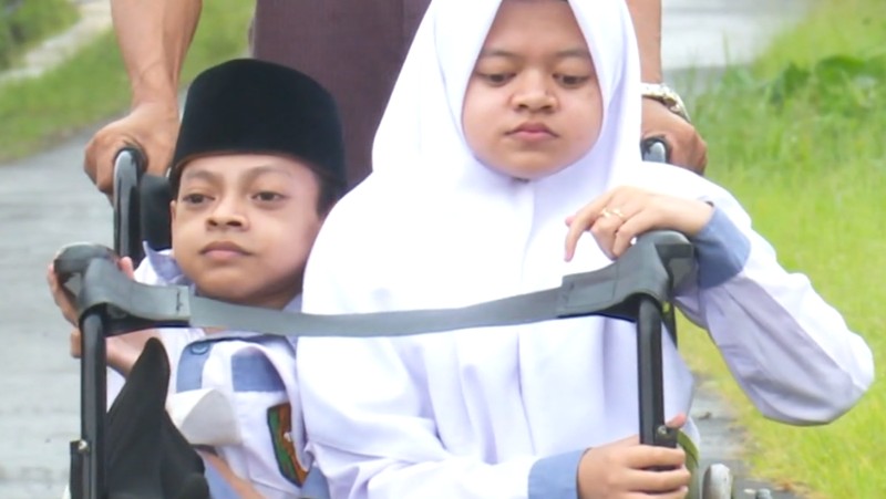 Mari Bantu Pendidikan Kakak Adik Disabilitas Berprestasi Berbagi Kursi Roda