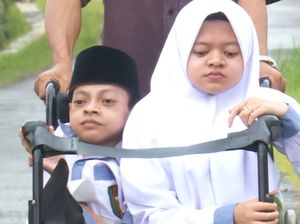 Mari Bantu Pendidikan Kakak Adik Disabilitas Berprestasi Berbagi Kursi Roda
