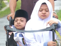 Mari Bantu Pendidikan Kakak Adik Disabilitas Berprestasi Berbagi Kursi Roda