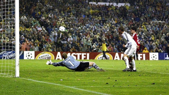 Guti, Real Madrid Vs Bayern 2002 10 Apr 2002: Guti scores the second goal for Real Madrid during the Champions League Quarter Final Second Leg match between Real Madrid and Bayern Munich at the Bernabau Stadium, Madrid, Spain. DIGITAL IMAGE. Mandatory Credit: Gary M. Prior/Getty Images