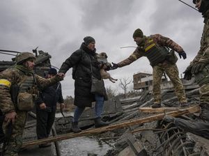 Ukraina Tuduh Pasukan Rusia Tembak Mati Pengungsi Perempuan-Anak