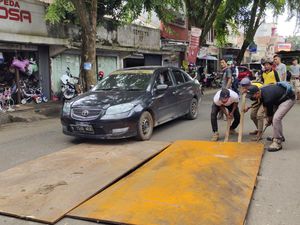 Gorong-gorong di Jalan Depan Pasar Rangkasbitung Amblas, Lubang Ditutupi Besi