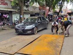 Gorong-gorong di Jalan Depan Pasar Rangkasbitung Amblas, Lubang Ditutupi Besi