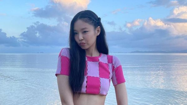 7 Gaya Jennie BLACKPINK Pakai Crop Top Pink, Perut Rampingnya Bikin Salfok