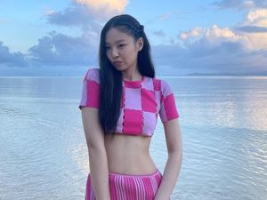 7 Gaya Jennie BLACKPINK Pakai Crop Top Pink, Perut Rampingnya Bikin Salfok 7 Gaya Jennie BLACKPINK Pakai Crop Top Pink, Perut Rampingnya Bikin Salfok